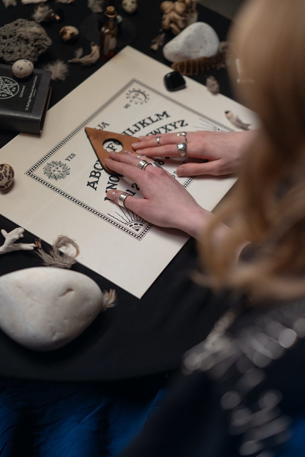 Ouija tahtasi kullanin Ouija tahtasi kullanin