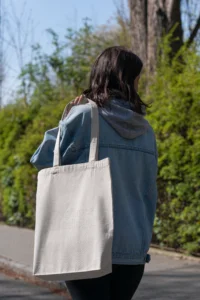 Tote bag over the shoulder of a woman Dusunce removebg preview